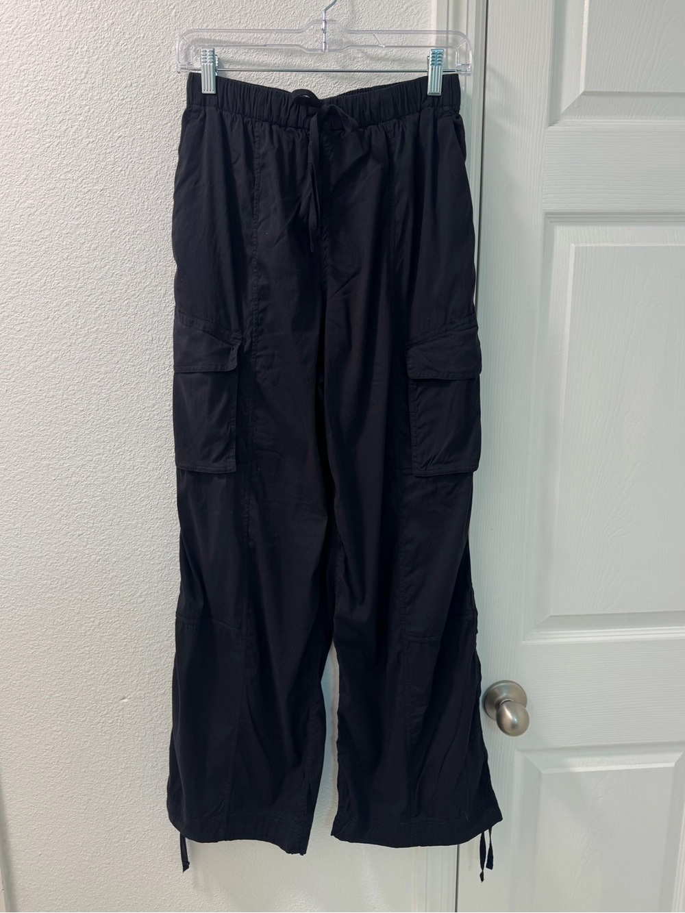 Lululemon lightweight high-rise cargo pants in black women’s size XS